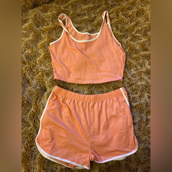 Like new pink and white short set - Picture 4 of 7